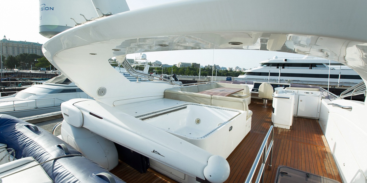 Продается моторная яхта PRINCESS 78 - кран на флайбридже